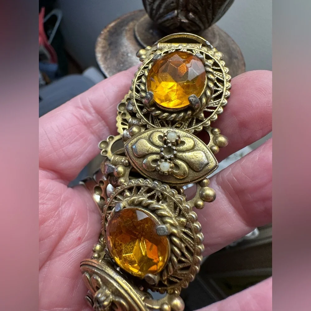 Elegant Vintage Gold-Tone Bracelet with Amber Inspired Accents Read Below